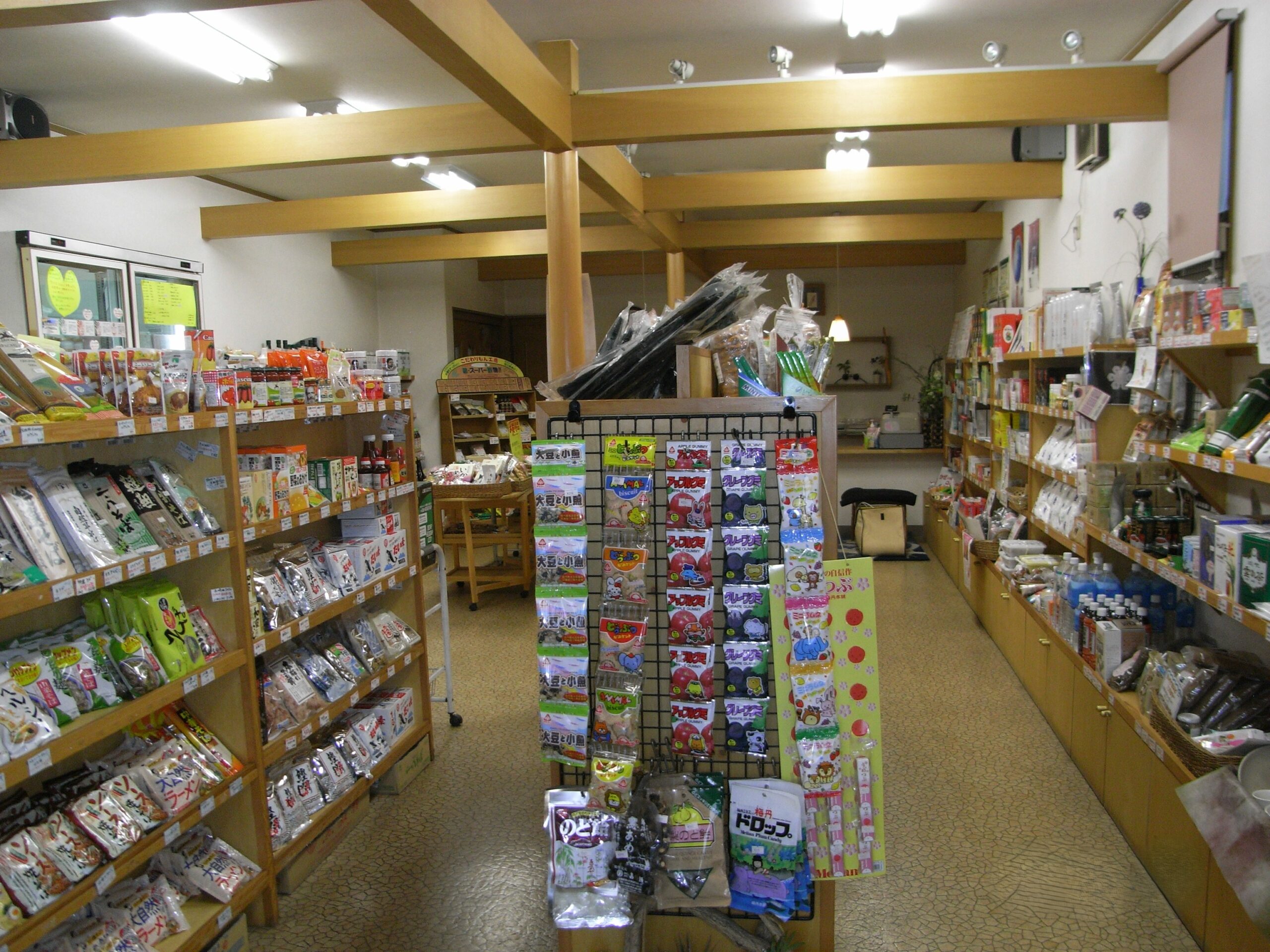 サンライフの店内。木の梁の下に商品棚が並ぶ風景